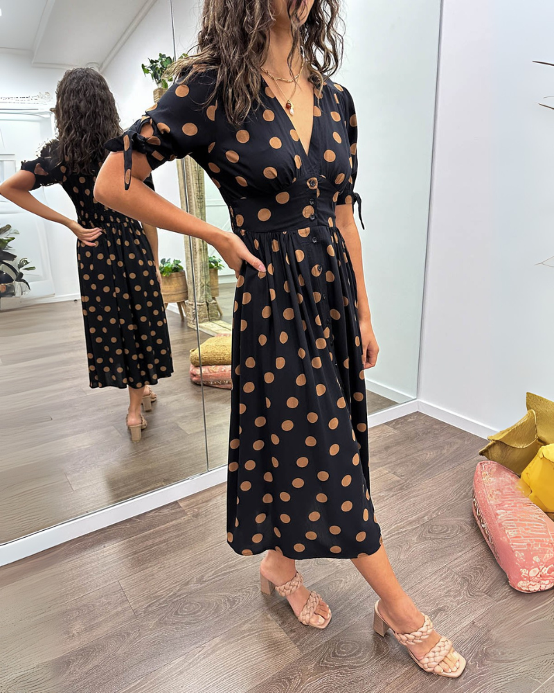 ANKA | Sukienka w grochy z rozkloszowanym dołem i podkreśloną talią 