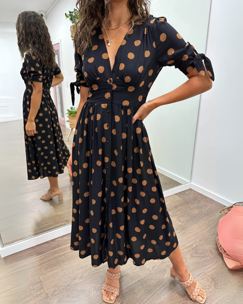 ANKA | Sukienka w grochy z rozkloszowanym dołem i podkreśloną talią 