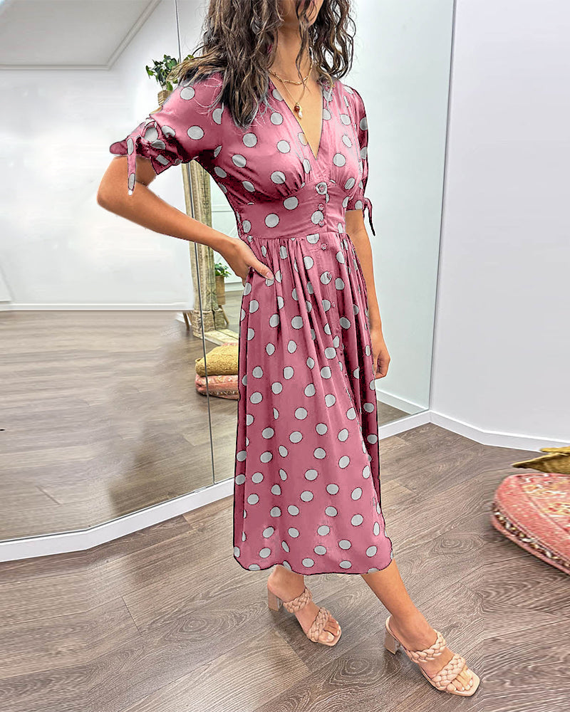 ANKA | Sukienka w grochy z rozkloszowanym dołem i podkreśloną talią 